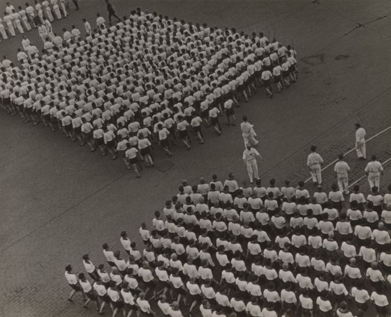 Aleksandr Rodčenko, Colonna della società sportiva Dynamo, 1932 (1935) - Collezione del Moscow House of Photography Museum - © A. Rodchenko – V. Stepanova Archive