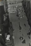 Aleksandr Rodčenko, Persone che si riuniscono per prendere parte ad una manifestazione, 1928 (1933) - Collezione del Moscow House of Photography Museum - © A. Rodchenko – V. Stepanova Archive