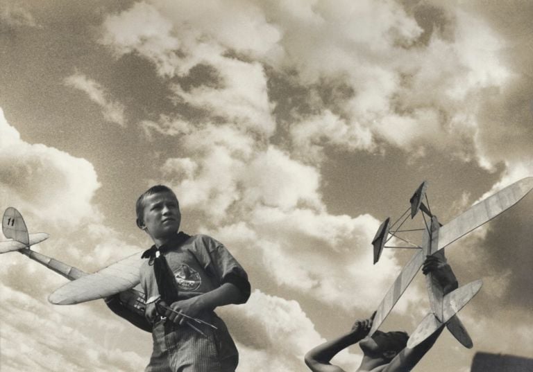 Aleksandr Rodčenko & Warwara Stepanowa, Giovani piloti di alianti, 1933 - Collezione del Moscow House of Photography Museum - © A. Rodchenko – V. Stepanova Archive