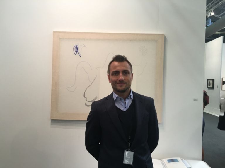 Alessandro Pasotti P420 con Riccardo Baruzzi Armory Show 2016 Facce da Armory Show. Abbiamo chiesto ai galleristi italiani di posare con un'opera del loro stand: ecco il risultato