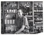 Alexander Girard nel suo studio all'inizio degli anni '50 - photo Charles Eames