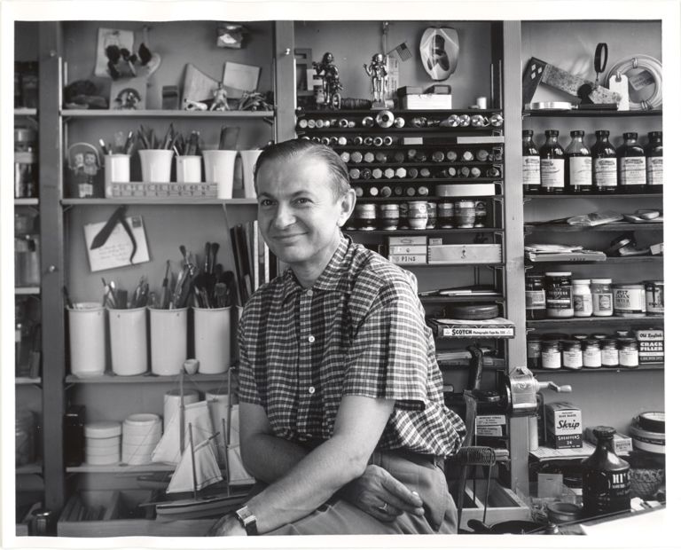 Alexander Girard nel suo studio all'inizio degli anni '50 - photo Charles Eames