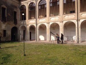 Gli artisti ce la fanno da soli? Nel castello di Fombio, in Lombardia, un progetto che “licenzia” curatori e galleristi: ecco le immagini
