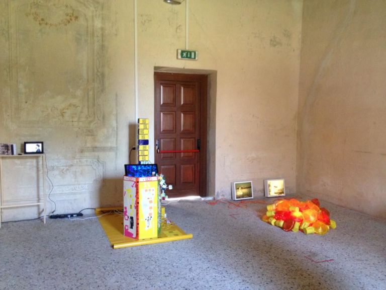 Allestimenti No Place Castello di Fombio Lodi 3 Gli artisti ce la fanno da soli? Nel castello di Fombio, in Lombardia, un progetto che “licenzia” curatori e galleristi: ecco le immagini