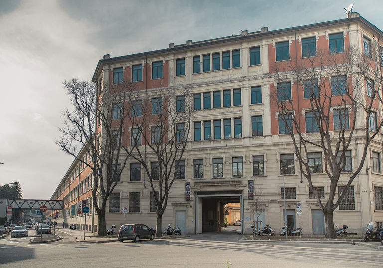 BASE Milano Da Ex Ansaldo a Base Milano. Riaprono a tempo di record gli storici spazi in Zonatortona: co-working, laboratori e tanti eventi. Festa per Miart con Cattelan