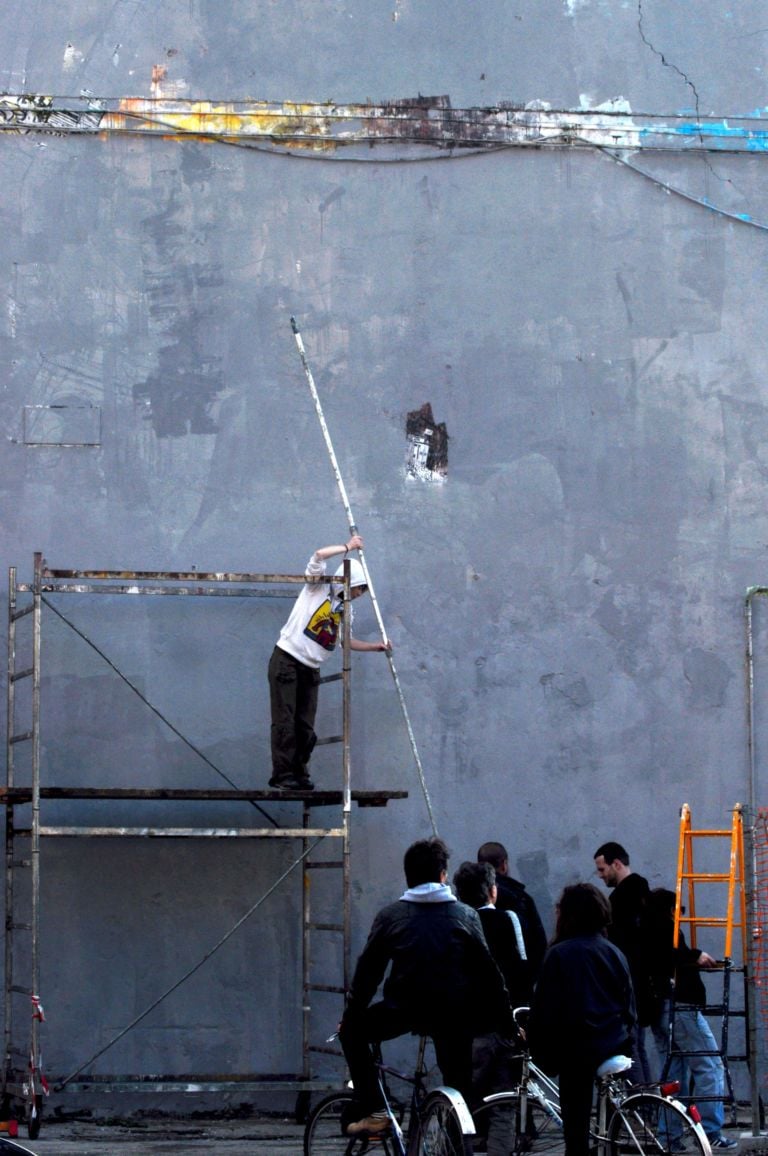 Cancellati a Bologna i murali di Blu foto Giovanni Barbera 01 Bologna senza più Blu. Ecco la cronaca fotografica della cancellazione del murale più noto, La Battaglia, realizzato nel 2013 alla Bolognina