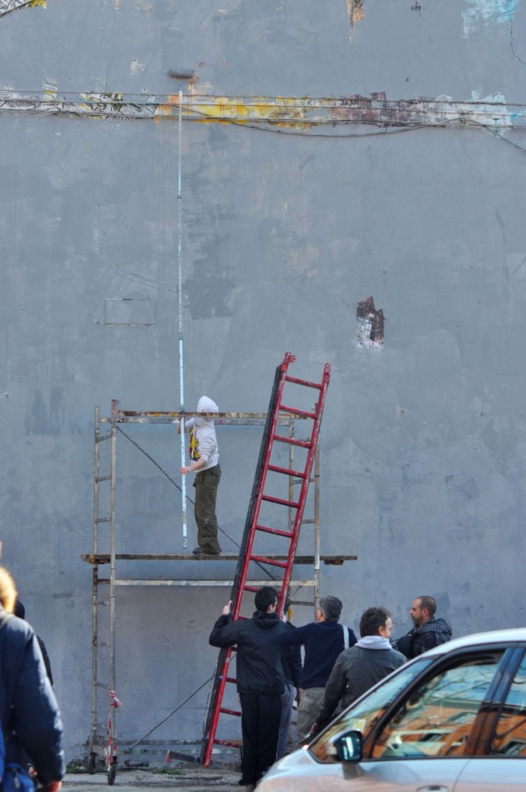 Cancellati a Bologna i murali di Blu foto Giovanni Barbera 03 Bologna senza più Blu. Ecco la cronaca fotografica della cancellazione del murale più noto, La Battaglia, realizzato nel 2013 alla Bolognina