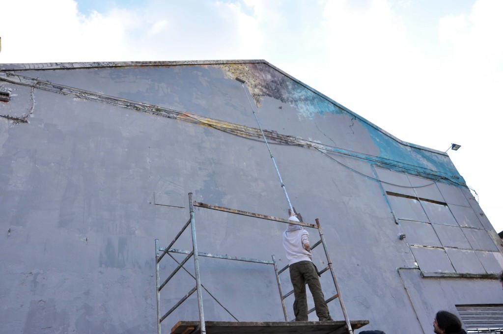 Bologna senza più Blu. Ecco la cronaca fotografica della cancellazione del murale più noto, La Battaglia, realizzato nel 2013 alla Bolognina