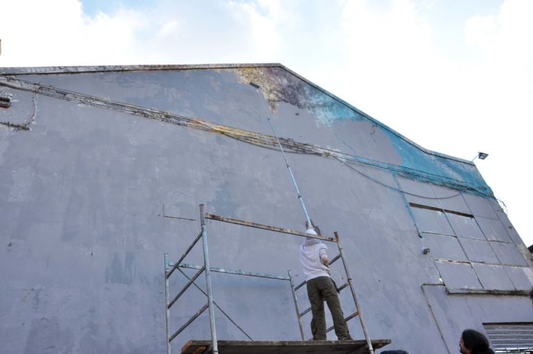 Cancellati a Bologna i murali di Blu foto Giovanni Barbera 08 Bologna senza più Blu. Ecco la cronaca fotografica della cancellazione del murale più noto, La Battaglia, realizzato nel 2013 alla Bolognina