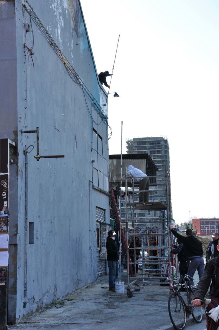 Cancellati a Bologna i murali di Blu foto Giovanni Barbera 14 Bologna senza più Blu. Ecco la cronaca fotografica della cancellazione del murale più noto, La Battaglia, realizzato nel 2013 alla Bolognina