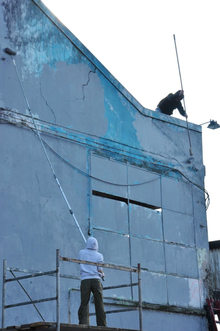 Cancellati a Bologna i murali di Blu foto Giovanni Barbera 16 Bologna senza più Blu. Ecco la cronaca fotografica della cancellazione del murale più noto, La Battaglia, realizzato nel 2013 alla Bolognina