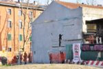 Cancellati a Bologna i murali di Blu foto Giovanni Barbera 18 Bologna senza più Blu. Ecco la cronaca fotografica della cancellazione del murale più noto, La Battaglia, realizzato nel 2013 alla Bolognina