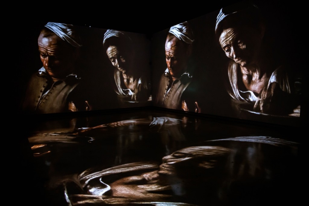 Caravaggio Experience, un viaggio sensoriale nell’arte. Immagini e video del percorso multimediale allestito a Roma al Palazzo delle Esposizioni