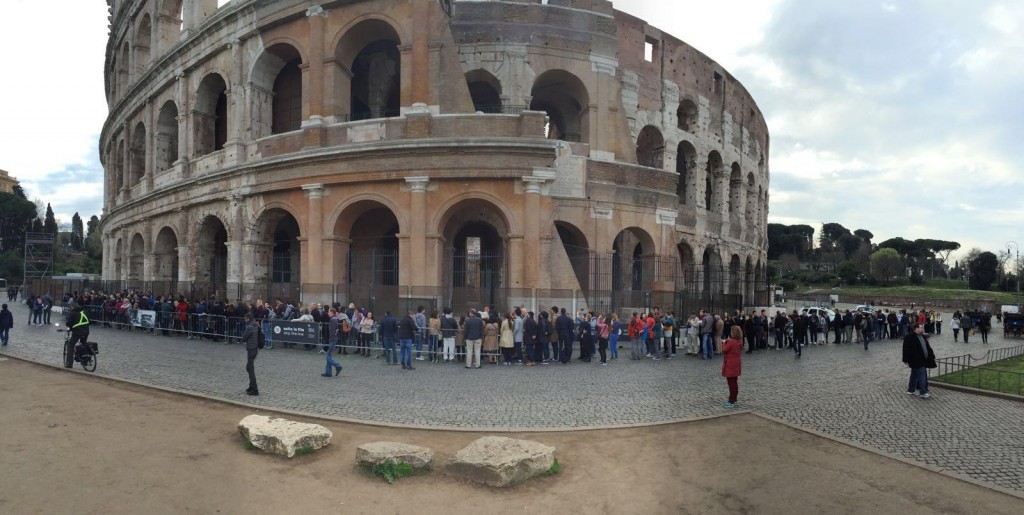 “File di 2 ore per entrare al Colosseo, che succederà a pasqua?”. Ma il soprintendente Prosperetti chiarisce: “Un caso, stavamo installando i nuovi metal detector”