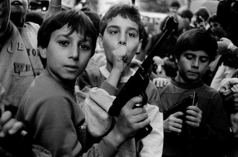 Festa del giorno dei morti. I bambini giocano con le armi, Palermo, 1986 - courtesy Letizia Battaglia