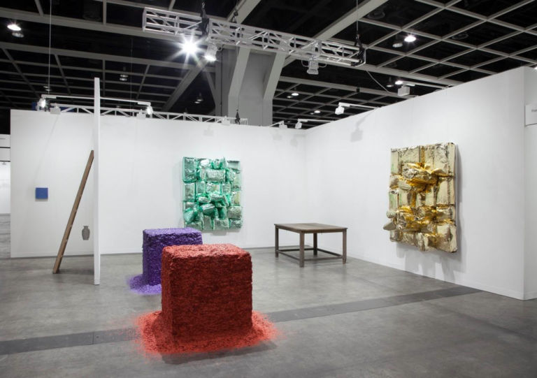 Galleria Franco Noero Hong Kong Updates: Un' invasione di arte italiana Art Basel. Scatti dagli stand delle dieci gallerie nostrane. Estabilished e maestri per il mercato asiatico