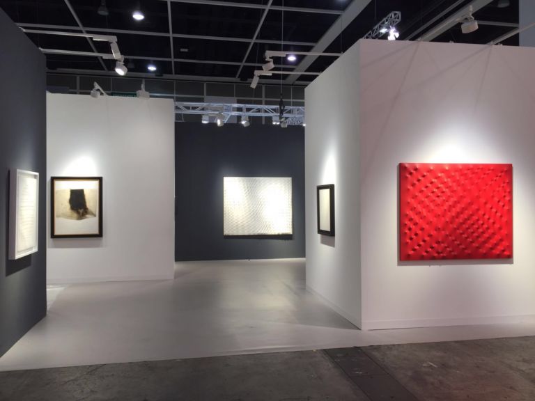 Galleria Mazzoleni Art Basel HK Hong Kong Updates: Un' invasione di arte italiana Art Basel. Scatti dagli stand delle dieci gallerie nostrane. Estabilished e maestri per il mercato asiatico