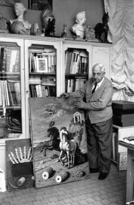 Giorgio de Chirico nel suo studio, fine anni '60 - Fondazione Giorgio e Isa de Chirico