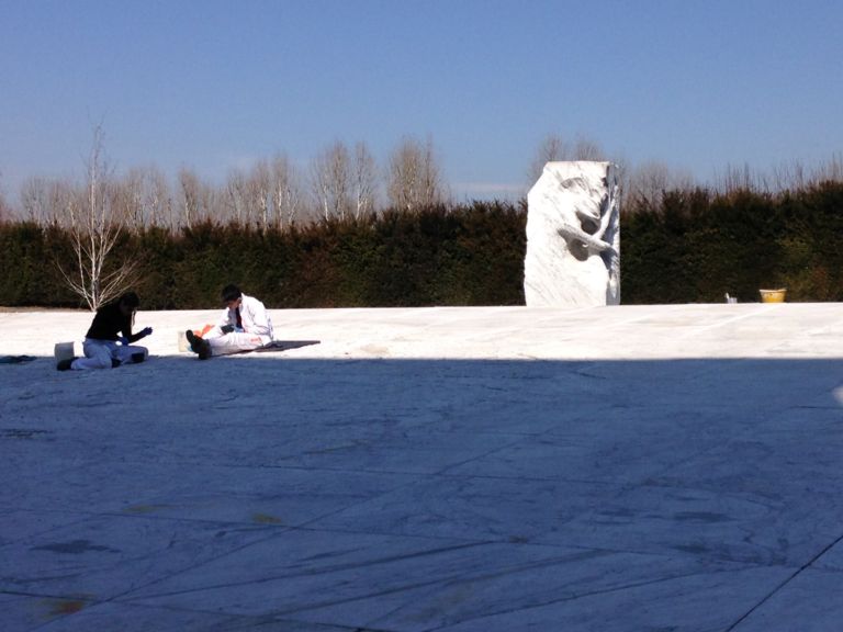 Giuseppe Penone Il Giardino delle Sculture Fluide Reggia di Venaria 3 Giuseppe Penone torna alla Reggia di Venaria, ecco le immagini. Dopo 10 anni un nuovo ciclo di 7 opere allestite in collaborazione col Castello di Rivoli nelle Grotte del Parco