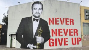 Anche la Street Art omaggia (o sfotte?) l’Oscar Leonardo DiCaprio. A Los Angeles l’immagine dell’attore con la statuetta e la scritta: “Mai arrendersi”