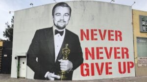 Anche la Street Art omaggia (o sfotte?) l’Oscar Leonardo DiCaprio. A Los Angeles l’immagine dell’attore con la statuetta e la scritta: “Mai arrendersi”