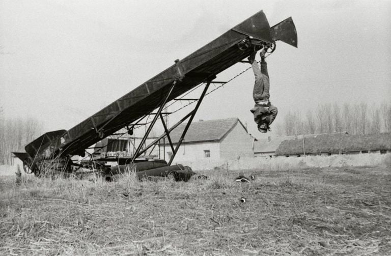 Imre Bukta, Rape–Lodge, 1976 - ourtesy dell’artista e Galleria Godot, Budapest