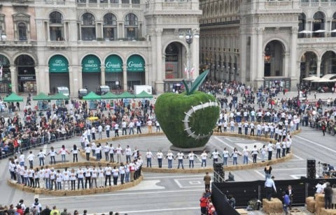 La Mela Reintegrata di Pistoletto con simbolo del Terzo Paradiso, in Piazza Duomo, a Milano