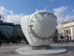 La Mela Reintegrata di Pistoletto, in Piazza Duca d'Aosta