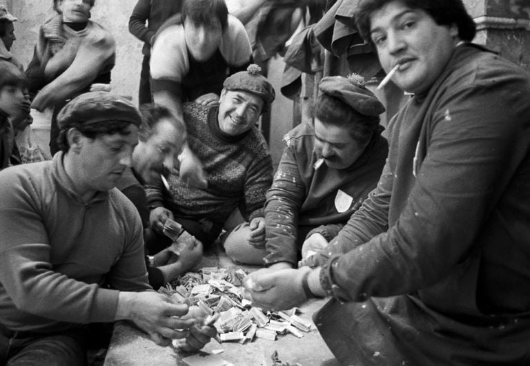 La conta. Dopo la Processione dei Misteri gli uomini contano i soldi delle offerte, Trapani, 1992 - courtesy Letizia Battaglia