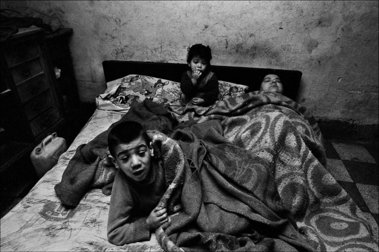 Letizia Battaglia, La donna ed i suoi bambini stanno sempre a letto. In casa non ci sono né luce neé acqua, Palermo, 1978 - courtesy Letizia Battaglia
