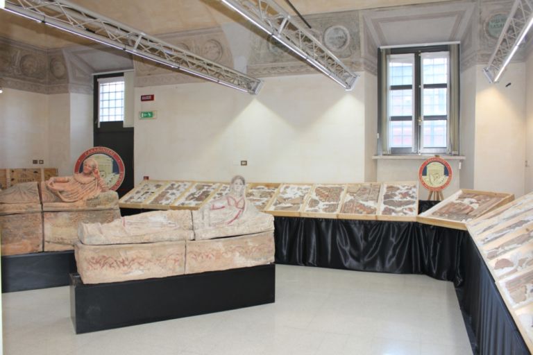 La presentazione delloperazione dei Carabinieri del Comando Tutela Patrimonio Culturale a Ginevra 01 Sarcofagi, statue, crateri. Colpaccio in Svizzera dei Carabinieri Tutela Patrimonio Culturale: ecco immagini e video dei reperti recuperati