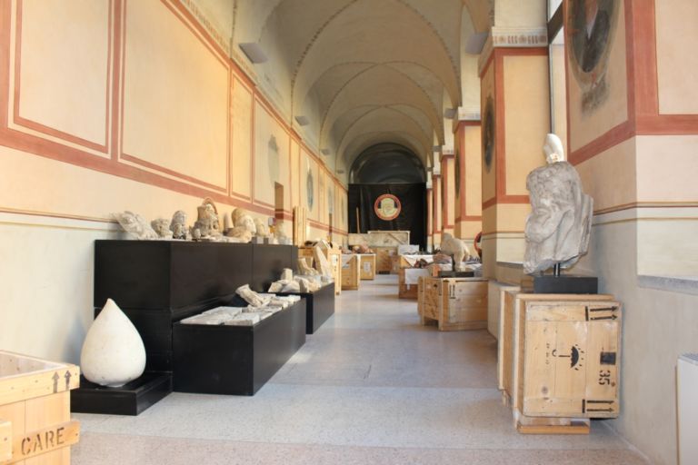 La presentazione delloperazione dei Carabinieri del Comando Tutela Patrimonio Culturale a Ginevra 07 Sarcofagi, statue, crateri. Colpaccio in Svizzera dei Carabinieri Tutela Patrimonio Culturale: ecco immagini e video dei reperti recuperati