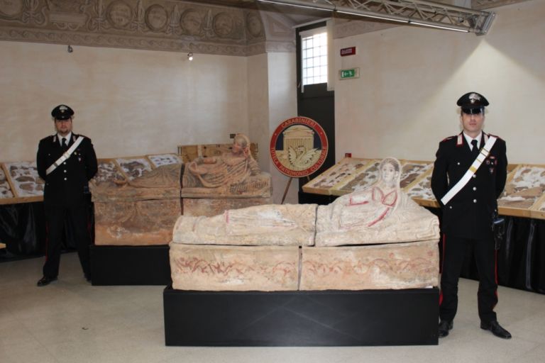 La presentazione delloperazione dei Carabinieri del Comando Tutela Patrimonio Culturale a Ginevra 09 Sarcofagi, statue, crateri. Colpaccio in Svizzera dei Carabinieri Tutela Patrimonio Culturale: ecco immagini e video dei reperti recuperati