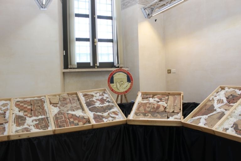 La presentazione delloperazione dei Carabinieri del Comando Tutela Patrimonio Culturale a Ginevra 10 Sarcofagi, statue, crateri. Colpaccio in Svizzera dei Carabinieri Tutela Patrimonio Culturale: ecco immagini e video dei reperti recuperati