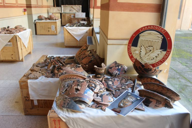 La presentazione delloperazione dei Carabinieri del Comando Tutela Patrimonio Culturale a Ginevra 22 Sarcofagi, statue, crateri. Colpaccio in Svizzera dei Carabinieri Tutela Patrimonio Culturale: ecco immagini e video dei reperti recuperati