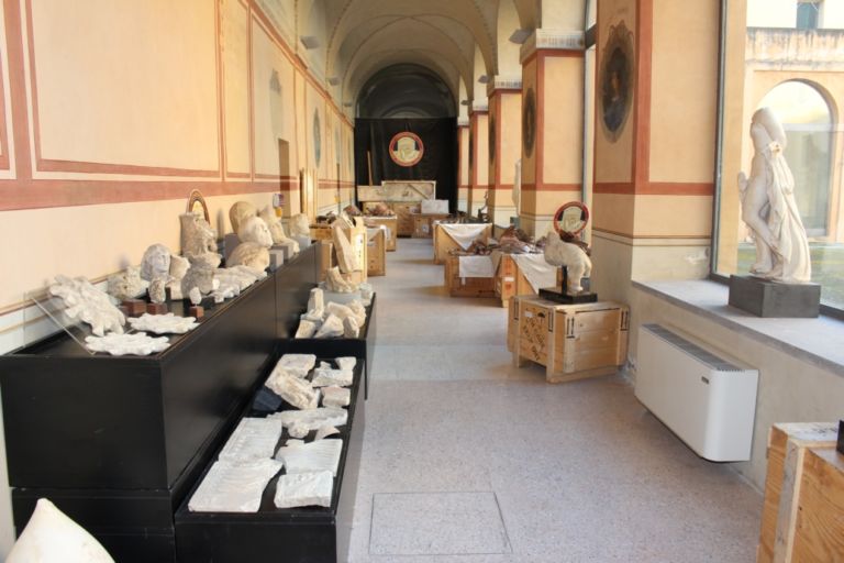 La presentazione delloperazione dei Carabinieri del Comando Tutela Patrimonio Culturale a Ginevra 25 Sarcofagi, statue, crateri. Colpaccio in Svizzera dei Carabinieri Tutela Patrimonio Culturale: ecco immagini e video dei reperti recuperati