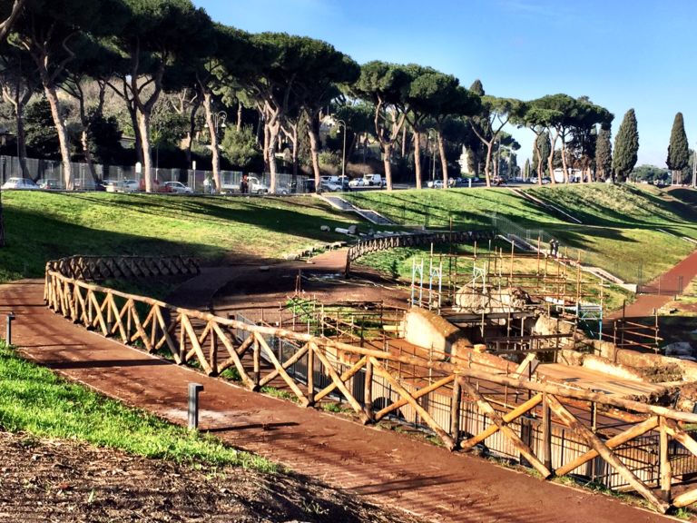 La staccionata al Colosseo e al Circo Massimo 03 Come mai hanno trasformato Colosseo e Circo Massimo ne La Casa nella Prateria? Arredi urbani assurdi nelle aree archeologiche di Roma