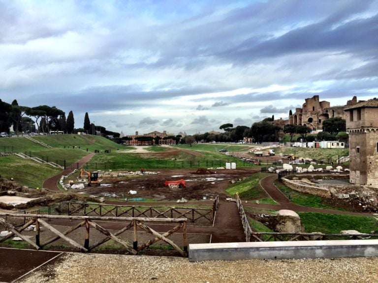 La staccionata al Colosseo e al Circo Massimo 04 Come mai hanno trasformato Colosseo e Circo Massimo ne La Casa nella Prateria? Arredi urbani assurdi nelle aree archeologiche di Roma