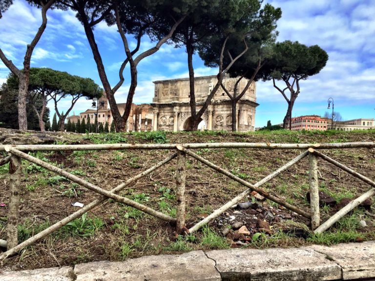 La staccionata al Colosseo e al Circo Massimo 05 Come mai hanno trasformato Colosseo e Circo Massimo ne La Casa nella Prateria? Arredi urbani assurdi nelle aree archeologiche di Roma