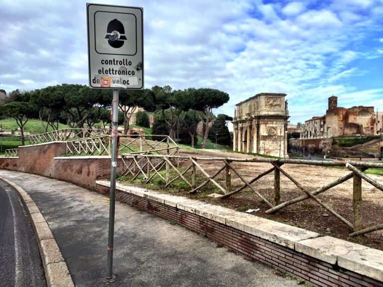 La staccionata al Colosseo e al Circo Massimo 08 Come mai hanno trasformato Colosseo e Circo Massimo ne La Casa nella Prateria? Arredi urbani assurdi nelle aree archeologiche di Roma