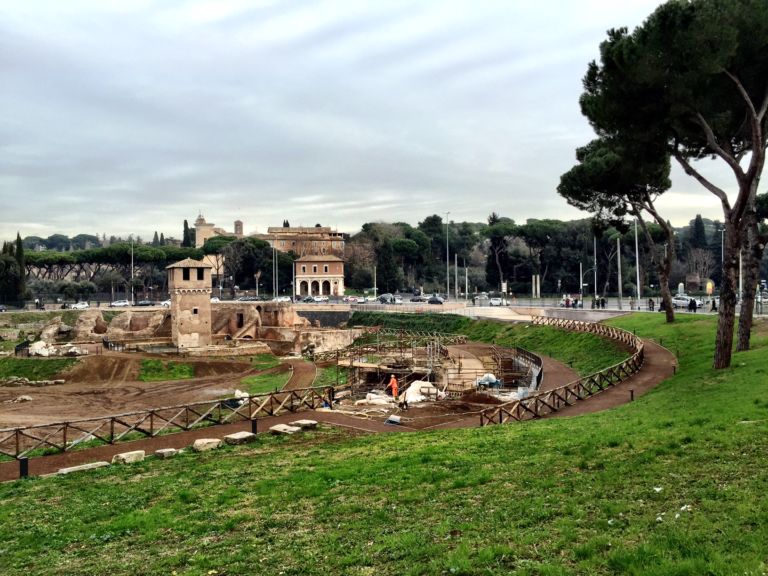 La staccionata al Colosseo e al Circo Massimo 11 Come mai hanno trasformato Colosseo e Circo Massimo ne La Casa nella Prateria? Arredi urbani assurdi nelle aree archeologiche di Roma