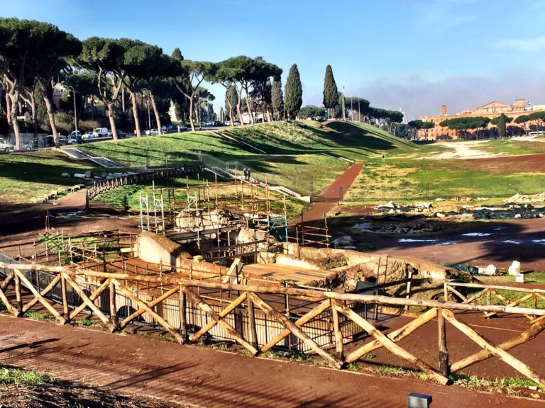 La staccionata al Colosseo e al Circo Massimo 12 Come mai hanno trasformato Colosseo e Circo Massimo ne La Casa nella Prateria? Arredi urbani assurdi nelle aree archeologiche di Roma