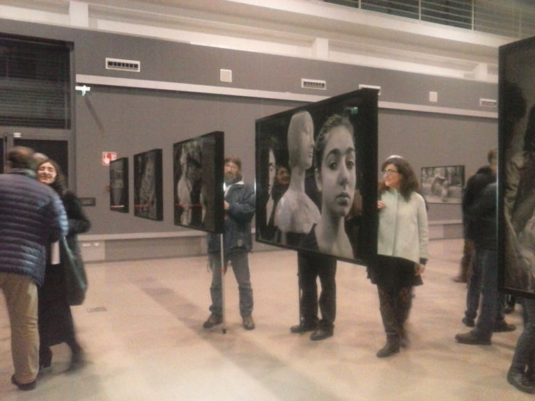 Letizia Battaglia Cantieri Culturali alla Zisa Palermo 5 Buon compleanno Letizia Battaglia. Palermo omaggia la “sua” fotografa con una grande retrospettiva ai Cantieri Culturali alla Zisa: ecco le immagini dall'opening