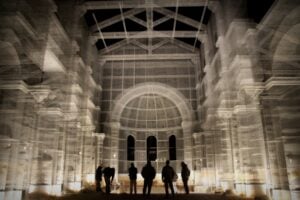 In Puglia il giovane Edoardo Tresoldi ricostruisce la Basilica paleocristiana di Siponto grazie alla rete metallica. Ecco le straordinarie immagini dell’installazione