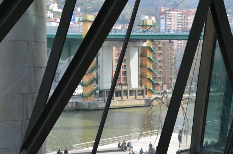 Louise Bourgeois Guggenheim Museum Bilbao 18 Immagini della grande retrospettiva di Louise Bourgeois al Guggenheim di Bilbao. Con il celebre ragno Maman a guardia del museo di Gehry