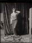 Mariano Fortuny, Modella con abito Delphos, 1920 ca., lastra di vetro alla gelatina, 50, 5 x 34 cm, Collezioni di Museo Fortuny, inv. MFN01711 ©Fondazione Musei Civici di Venezia, Museo Fortuny