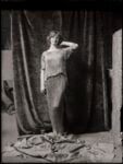 Mariano Fortuny, Modella con abito Delphos, 1920 ca., lastra di vetro alla gelatina, 50, 5 x 34 cm, Collezioni di Museo Fortuny, inv. MFN01711 ©Fondazione Musei Civici di Venezia, Museo Fortuny