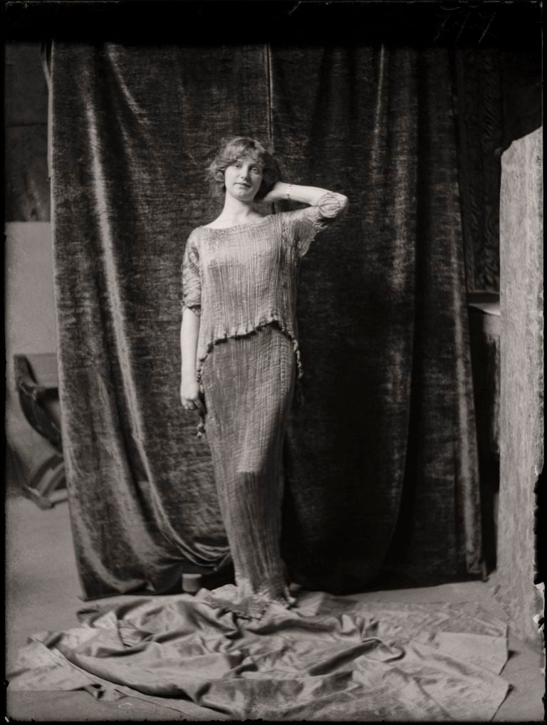 Mariano Fortuny, Modella con abito Delphos, 1920 ca., lastra di vetro alla gelatina, 50, 5 x 34 cm, Collezioni di Museo Fortuny, inv. MFN01711 ©Fondazione Musei Civici di Venezia, Museo Fortuny