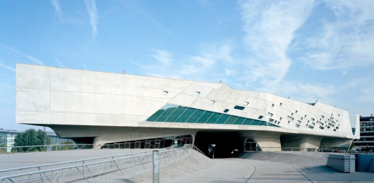 Museo della Scienza Phaeno 2005 Wolfsburg Germania Addio Zaha Hadid, signora dei musei. Dal Maxxi all'Heydar Aliyev di Baku, fino al Messner Museum, ecco una galleria fotografica dei visionari spazi creati dall'archistar