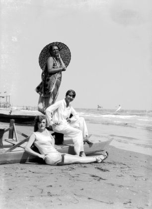 Posa sulla spiaggia. Lido di Venezia, 1928 Reale Fotografia Giacomelli © Comune di Venezia – Archivio della Comunicazione
